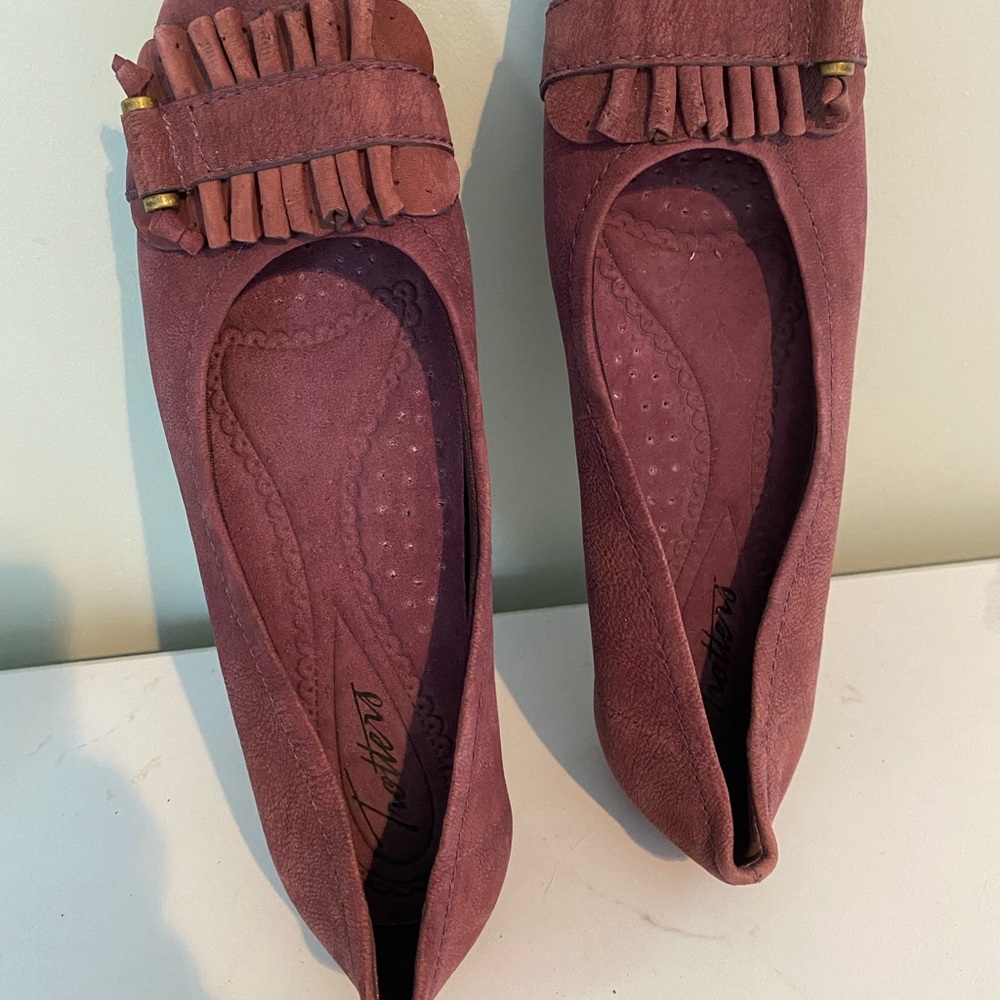 Trotters Mauve Suede Fringe Slip-On Flats
